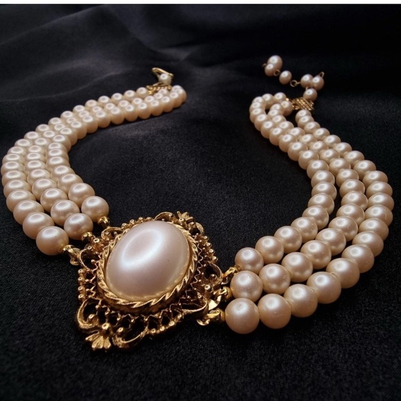 "Signed Richfield choker - three strands of creamy faux pearls, - Picture 7 of 7